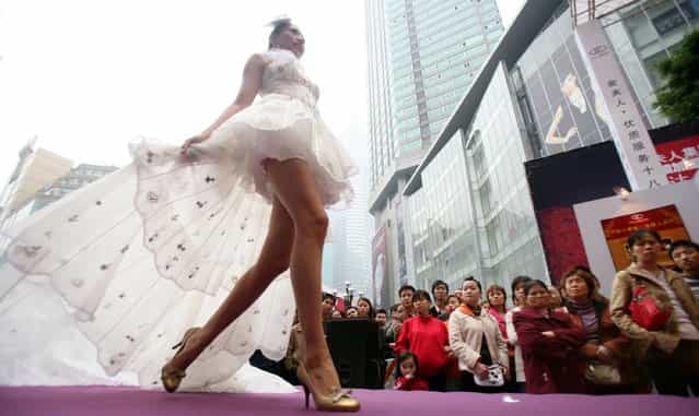 Models wear new wedding growns in Chongqing Municipality, China. (Photo by China Photos)
