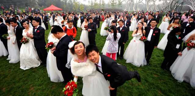 Two hundred newlywed couples pose at the National Stadium, better known as the Bird's Nest, in Beijing. (Photo by AFP Photo)