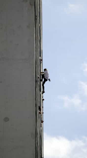 Alain Robert of France, who is known as "Spiderman", climbs the Habana Libre hotel in Havana February 4, 2013. Robert, who scales buildings all over the world without safety equipment, successfully climbed the hotel which is 126 metres (413 feet) high. REUTERS/Desmond Boylan (CUBA - Tags: SOCIETY TPX IMAGES OF THE DAY)