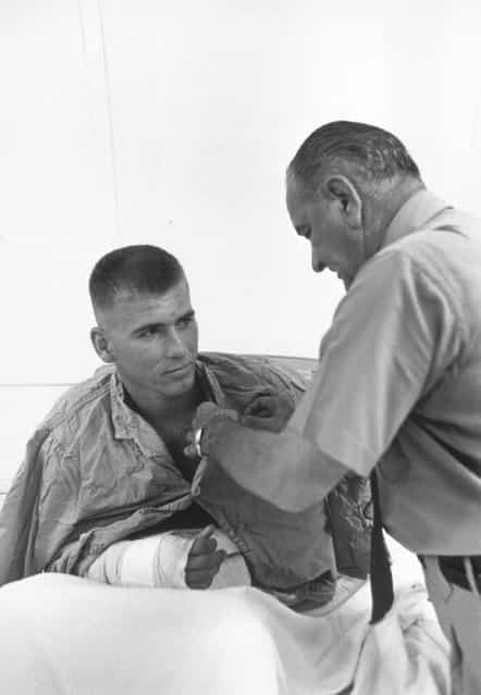 [President Lyndon Johnson awards a medal to a wounded U.S. serviceman in Cam Rahn Bay, South Vietnam, October 26, 1966]. (Photo by Yoichi Okamoto)
