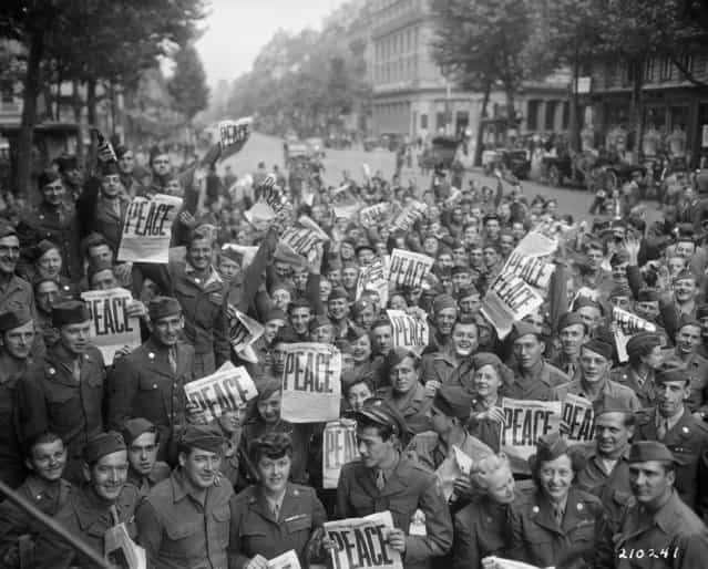 [American servicemen and women gather in front of [Rainbow Corner]. Red Cross club in Paris to celebrate the unconditional surrender of the Japanese]. (Photo by an unknown photographer)