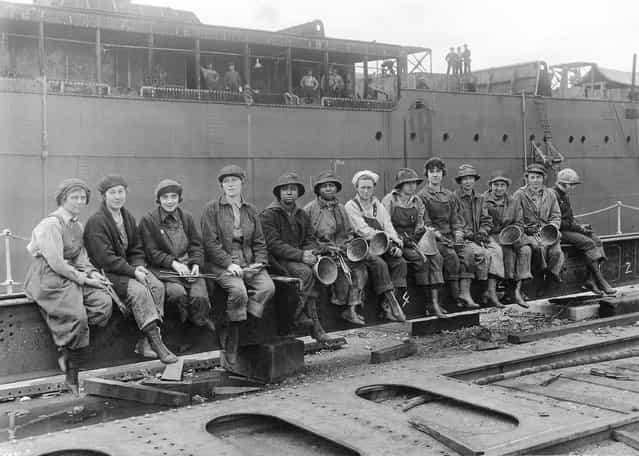 [Women Rivet Heaters and Passers on]. Puget Sound Navy Yard, Washington, May 29, 1919. (Photo by an unknown photographer)