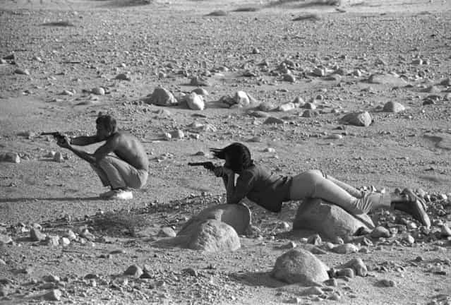 American actor [The King of Cool] Steve McQueen and Neile Adams, his first wife, target-practice with their pistols in the Palm Springs desert in 1963. (Photo by John Dominis/Life)