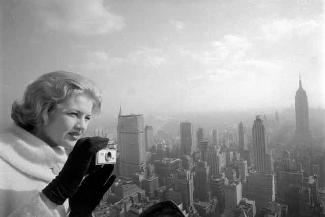 Diane Sawyer, 17, America's Junior Miss of 1963, takes a few snapshots of New York's skyline on March 18, 1963. (Photo by AP Photo)