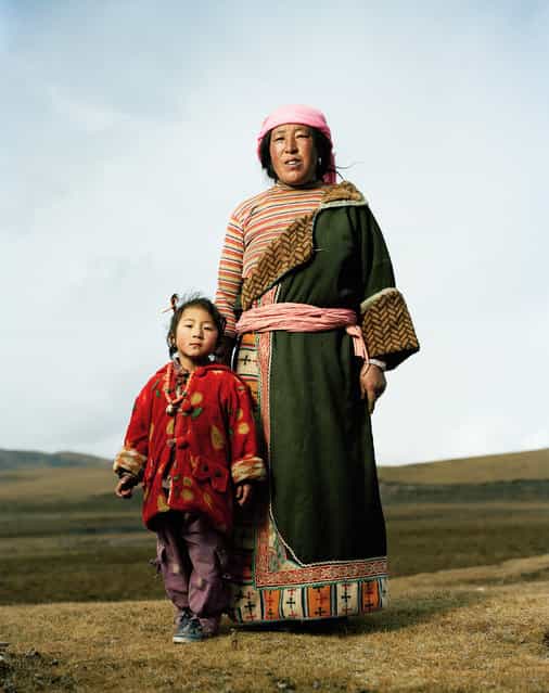 Pachmu (48) with Ranmudja (5) (tibetan names). Tibetan Nomads. Qusina, Qinghai. (Photo by Mathias Braschler and Monika Fischer)