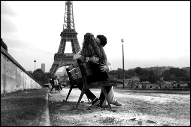 An afternoon kiss at the Eiffel Tour. Romain and Victoria, place de Trocadero, Paris. (Photo and comment by Peter Turnley)