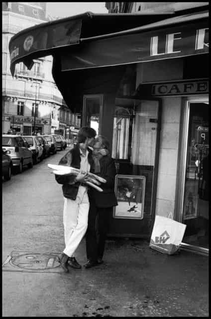 Bises (kisses) et baguettes (bread). Paris, 1995. (Photo and comment by Peter Turnley)