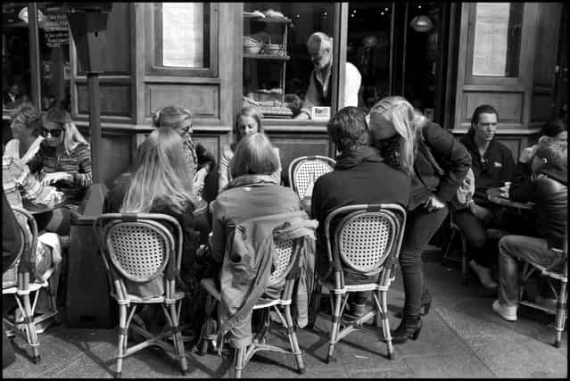 An after lunch kiss. Restaurant Les Philosophes, Le Marais. (Photo and comment by Peter Turnley)