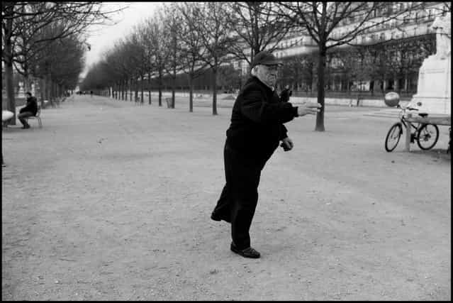 [Boules] aux Tuileries, Paris. (Photo and comment by Peter Turnley)