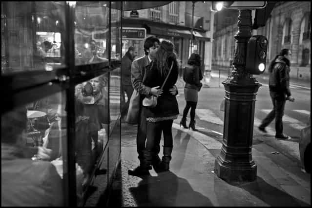 Paris-a green light for a kiss. Rue des Archives et Rue Rambuteau, Paris, IV. (Photo and comment by Peter Turnley)