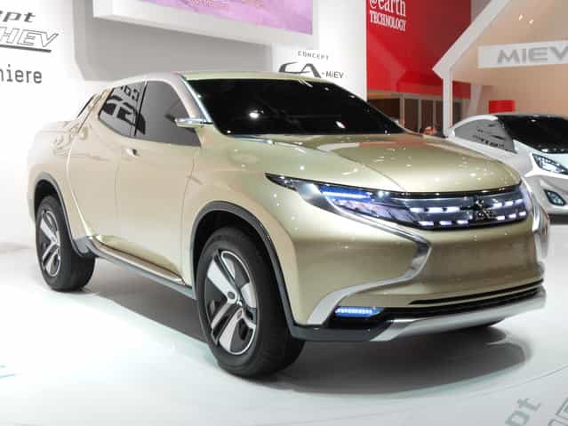 Mitsubishi GR-HEV Concept. The forward-thinking styling is backed up by an equally new-think hybrid system. A diesel 2.5-liter four-cylinder engine is paired with a [high-performance] electric motor and battery, and gets an advanced four-wheel-drive system. The driver can select from two rear-wheel-drive settings (regular and high efficiency) and two four-wheel-drive setups with the same choices. (Photo by Luis Fernando Ramos/G1)