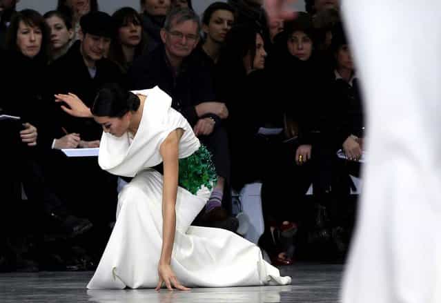 A model falls as she presents a creation by French designer Stephane Rolland as part of his Haute Couture Spring-Summer 2013 fashion show in Paris January 22, 2013. (Photo by Gonzalo Fuentes/Reuters)