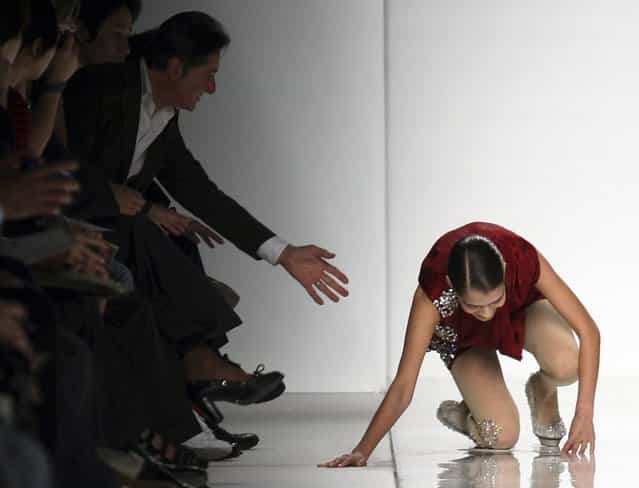 A model falls as she displays a creation as part of Mila Schon Spring/Summer 2010 women's collection during Milan Fashion Week September 29, 2009. (Photo by Alessandro Garofalo/Reuters)
