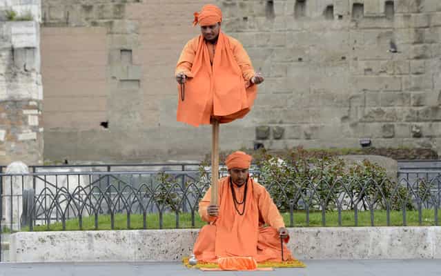 Artists perform in street of Rome on March 27, 2013. (Photo by Andreas Solaro/AFP Photo)