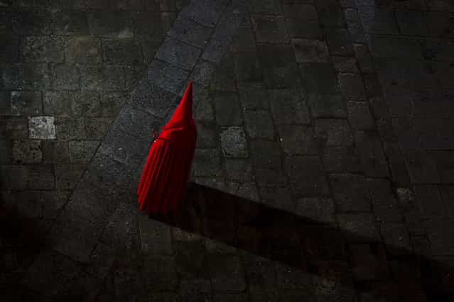 A penitent of [Santisimo Cristo de las Injurias] brotherhood takes part in a Holy Week procession in Zamora, northern Spain, Wednesday, March 27, 2013. Hundreds of processions take place throughout Spain during the Easter Holy Week. (Photo by Daniel Ochoa de Olza/AP Photo)