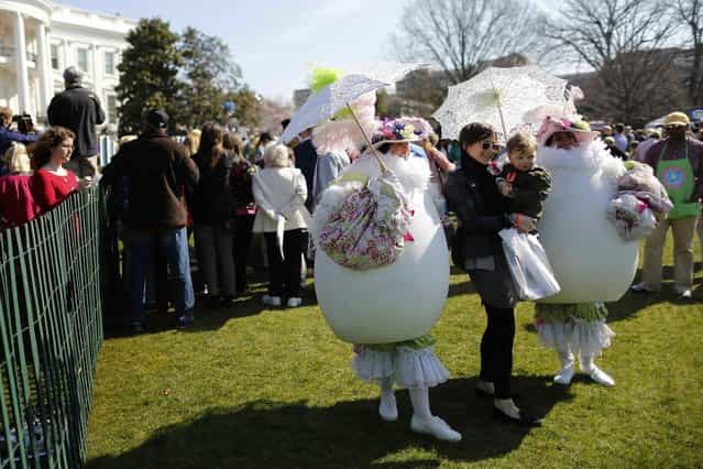 Visitors have their picture taken with volunteers in costume at the annual Easter Egg Roll on the South Lawn of the White House in Washington, April 1, 2013. (Photo by Jonathan Ernst/Reuters)