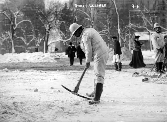 Cleaning snow from streets. New York, January1908. (Photo by George Grantham Bain)