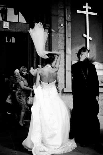[Windflaw during wedding]. (Photo by Sergej Poterjaev)