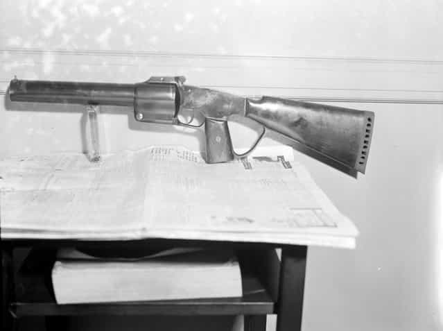 New type of flare gun used by police, 1934. (Photo by Leslie Jones)