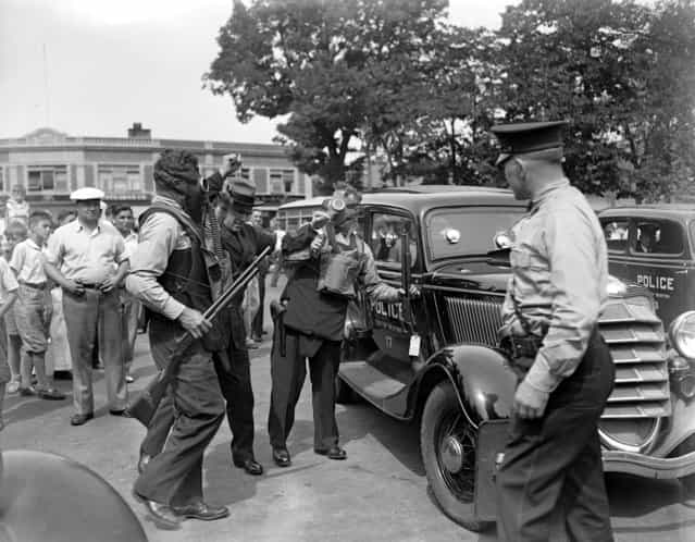 Newton police do sham to test guns, 1935. (Photo by Leslie Jones)
