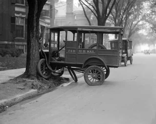 Mail truck tries to climb tree. Comm. Ave. Boston, 1927. (Photo by Leslie Jones)