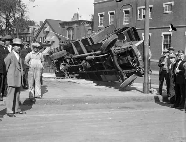 Truck goes up on curb, Cambridge, 1927. (Photo by Leslie Jones)