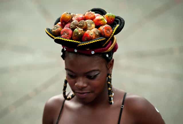 A woman presents an Afro-Colombian hairstyle during the 9th contest of Afro-hairdressers, in Cali, Valle del Cauca departament, Colombia, on May 12, 2013. The Afro hairstyles have their origins in the time of slavery, when women sat to comb their children hair after work. (Photo by Luis Robayo/AFP Photo)