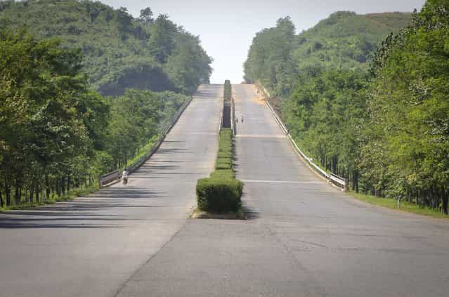 The road from Pyongyang to the DMZ, September 2011. (Eric Testroete)