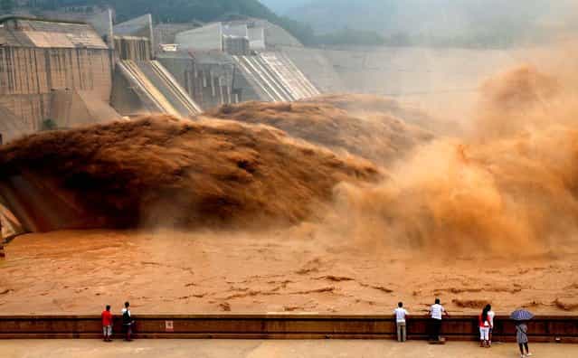 Flood water gushes from the Xiaolangdi Reservoir, on the Yellow River in Jiyuan, central China's Henan Province. (Photo by Miao Qiunao/Xinhua/Associated Press)