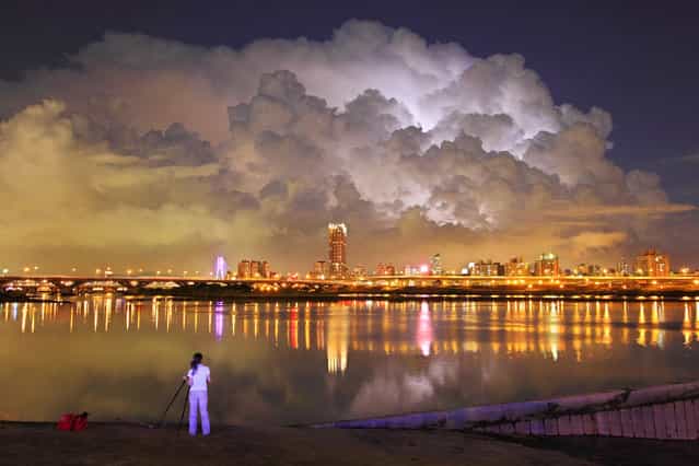 [Electric flint light]. Shooting New Taipei City night scene, the other side of the distant suddenly a huge, strange mushroom cloud, from time to time issue a strange flash reflection like a beautiful watercolor rendering. Location: Taipei, Taiwan. (Photo and caption by 景森 楊/National Geographic Traveler Photo Contest)