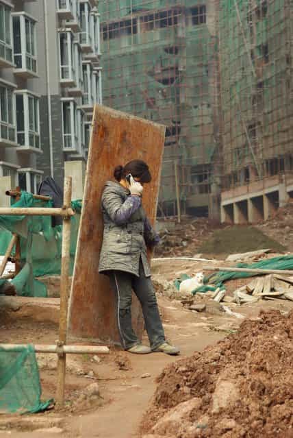 [《无安全帽的女工》 (Have no the woman worker of safety helmet)]. 2012-2-15, in Sichuan, China province support a woman worker of a workplace of the Yue county of Anne in sun City didn't wear whole hatses. (Photo and caption by Xianlie Hong/National Geographic Traveler Photo Contest)