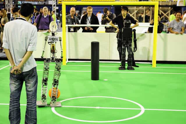 Soccer Humanoid adult (HuroEvolution AD / Taiwan (white) vs JoiTech / Japan (black)) at the World Championship finals of RoboCup 2013 in Eindhoven (NL). (Photo by Bart van Overbeeke)