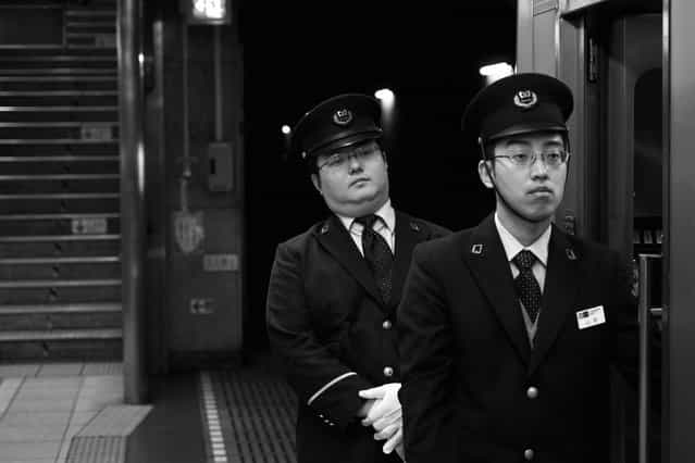 [Senpai & Kōhai]. Nogizaka sta. Chiyoda line, Tokyo, 2011. (Davide Filippini)