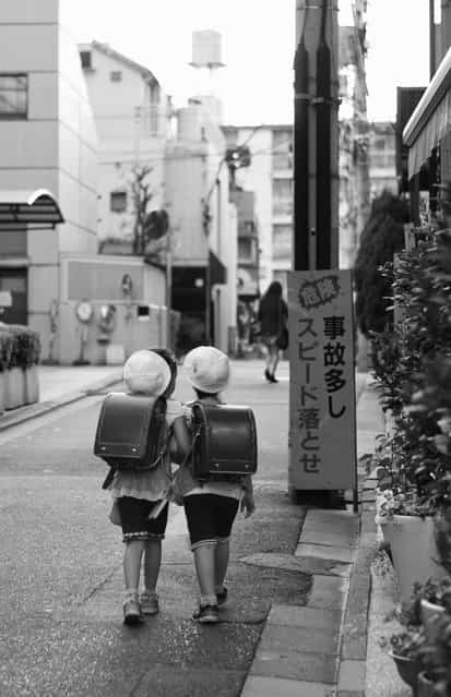 [On the way back home]. Minato ward, Tokyo, 2012. (Davide Filippini)