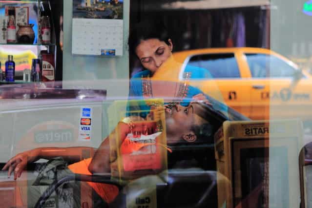 [Sharing the Big Apple]. Inside and outside merge sweetness and circumstances in glass transparency and reflex – New York summer 2011. (Photo and caption by Iago Barbeiro/National Geographic Traveler Photo Contest)