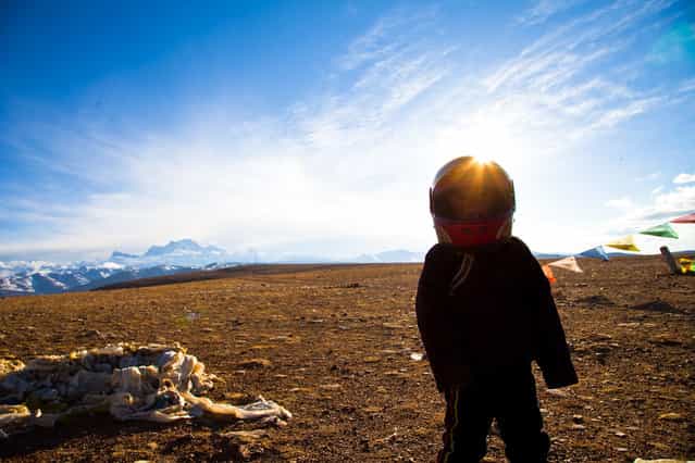 [Himalaya Boy]. The children met in April 2010 at an altitude of 5200 meters Nyalam Pass (behind the snow-capped mountains Shishapangma 8012 meters above sea level). Location: Tibet, China. (Photo and caption by Adam Wang/National Geographic Traveler Photo Contest)