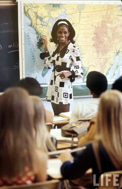 High school teacher Sandy Brockman wears a bold print dress, 1969. (Photo by Arthur Schatz/Time & Life Pictures/Getty Images)