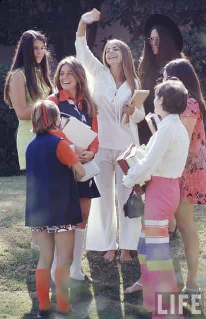 Beverly Hills High classmates show off their fashions, 1969. (Photo by Arthur Schatz/Time & Life Pictures/Getty Images)