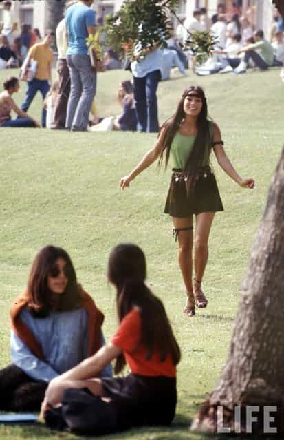 A Southern California high school student walks toward classmates while wearing the [Mini Jupe] skirt, 1969. (Photo by Arthur Schatz/Time & Life Pictures/Getty Images)
