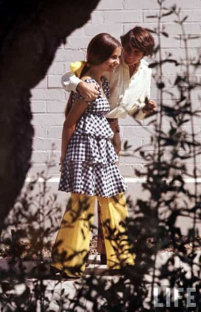 Beverly Hills High School student Erica Farber, wearing a checkered and tiered outfit, walks with a boy, 1969. (Photo by Arthur Schatz/Time & Life Pictures/Getty Images)