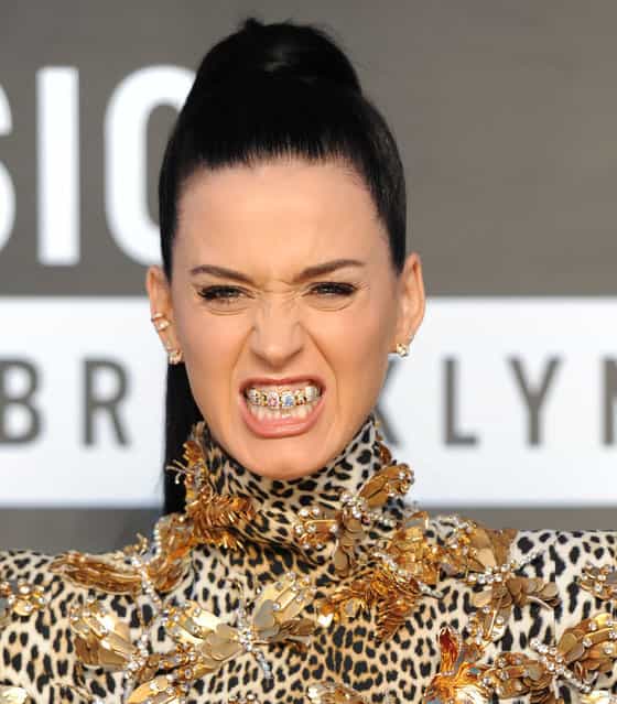 Katy Perry wears a grill that says [ROAR] as she arrives at the MTV Video Music Awards on Sunday, August 25, 2013, at the Barclays Center in the Brooklyn borough of New York. (Photo by Evan Agostini/Invision/AP Photo)