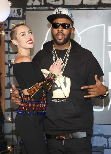 Miley Cyrus poses on arrival with Mike Will Made It at the 2013 MTV Video Music Awards in New York August 25, 2013. (Photo by Andrew Kelly/Reuters)