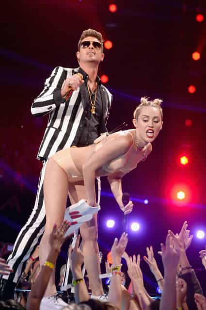 Robert Thicke and Miley Cyrus perform during the 2013 MTV Video Music Awards at the Barclays Center on August 25, 2013 in the Brooklyn borough of New York City. (Photo by Jeff Kravitz/FilmMagic for MTV)