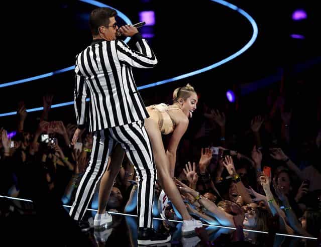 Robin Thicke and Miley Cyrus perform [Blurred Lines]. (Photo by Eric Thayer/Reuters)
