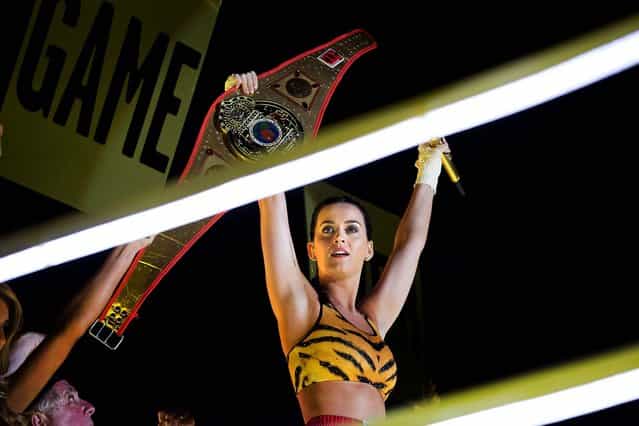 Katy Perry performs the show's finale under the Brooklyn Bridge. (Photo by Dario Cantatore/Invision for MTV)