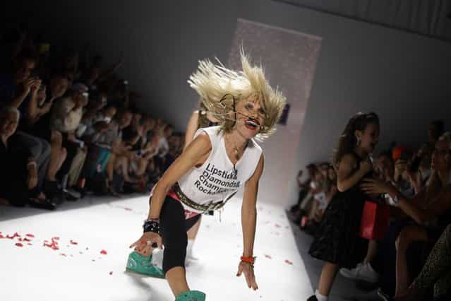 Designer Betsey Johnson does the splits as she acknowledges the crowd after presenting her Spring/Summer 2014 collection during New York Fashion Week, on September 12, 2013. (Photo by Reuters)