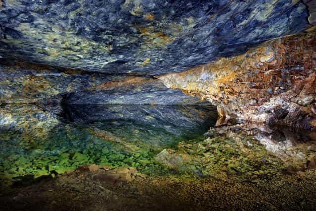 Frozen in time, these breathtakingly beautiful images taken by British photographer Annette Price on September 10, 2013, show the Wonders of the Underworld deep below the beautiful Welsh countryside. (Photo by Annette Price/Caters News Agency)