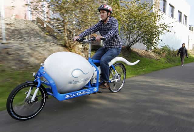 Biological analyst Alan Dowden of the Seattle Sperm Bank rides the Sperm Bike, a custom-designed, high-tech bicycle used to deliver donated sperm to fertility clinics, in Seattle November 8, 2011. According to Seattle Sperm Bank's managing director Gary Olsem, donor sperm is transported by medical technicians aboard the bike, which is the second of its kind, in liquid nitrogen cooled vacuum containers. The first Sperm Bike was adopted by Seattle Sperm Bank's sibling company, the European Sperm Bank, in Cophenhagen. (Photo by Anthony Bolante/Reuters)
