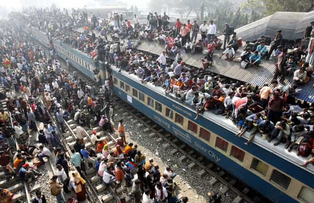 An overcrowded train leaves Dhaka's Airport rail station ahead of the Muslim festival Eid-al-Adha December 20, 2007. (Photo by Rafiqur Rahman/Reuters)