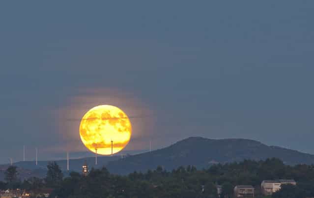 Harvest moon. (Photo by Antonio Costa)